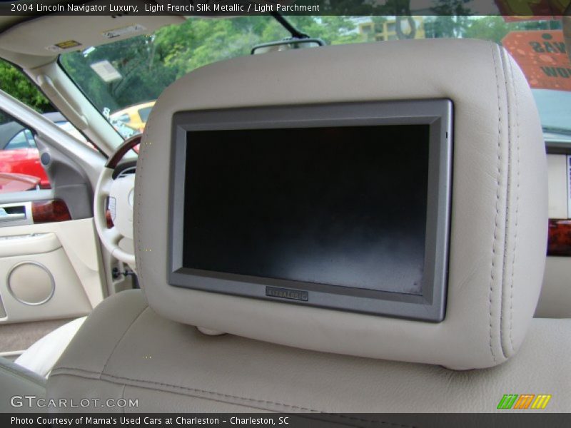 Light French Silk Metallic / Light Parchment 2004 Lincoln Navigator Luxury