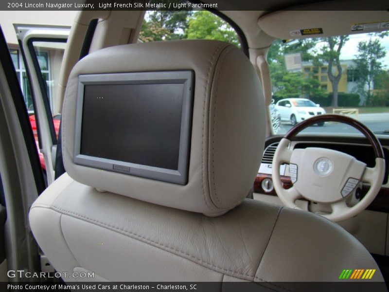 Light French Silk Metallic / Light Parchment 2004 Lincoln Navigator Luxury