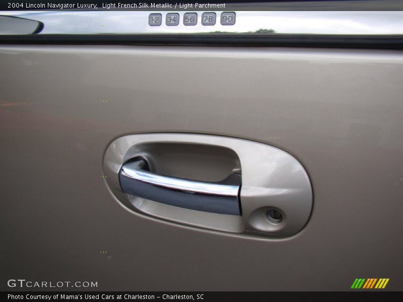 Light French Silk Metallic / Light Parchment 2004 Lincoln Navigator Luxury