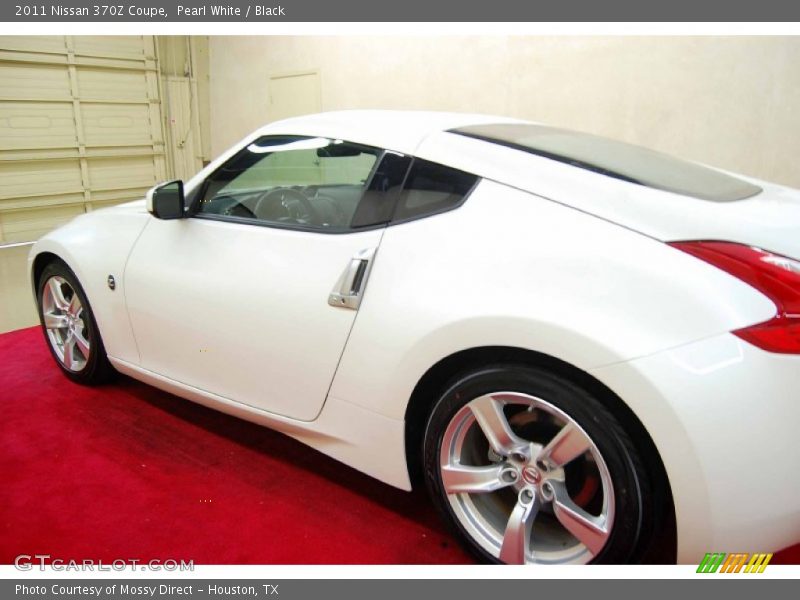 Pearl White / Black 2011 Nissan 370Z Coupe