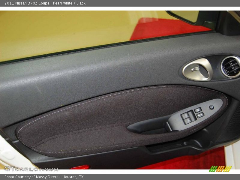 Pearl White / Black 2011 Nissan 370Z Coupe