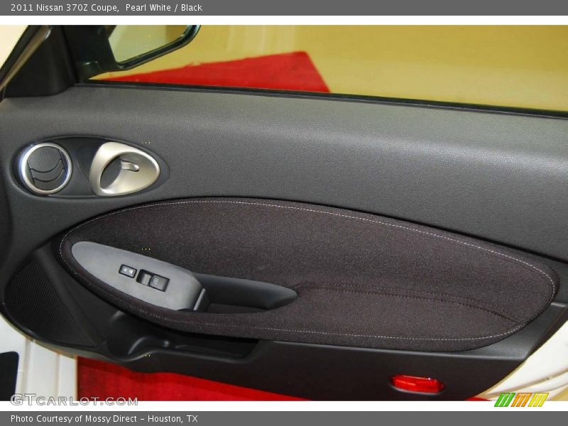 Pearl White / Black 2011 Nissan 370Z Coupe