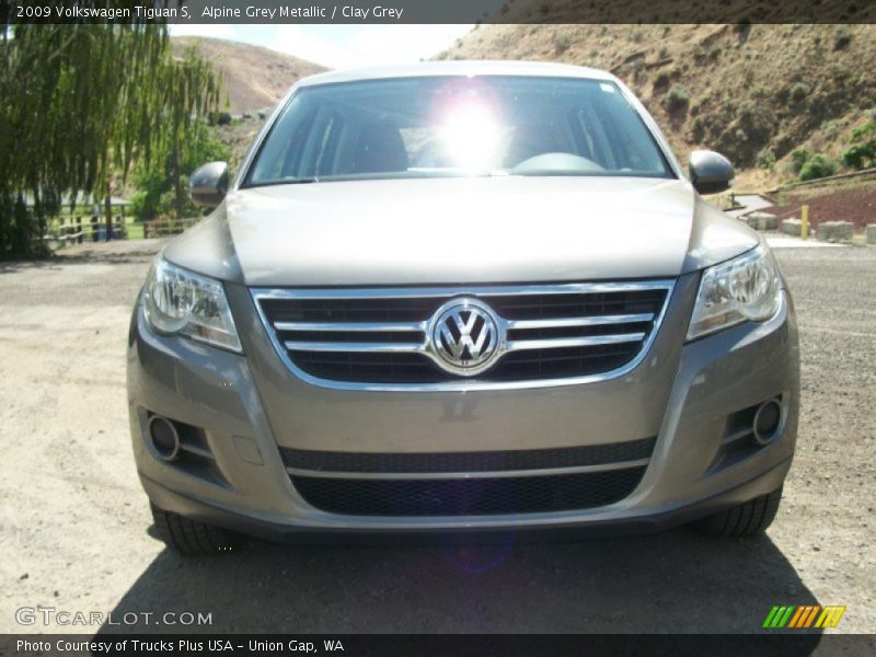 Alpine Grey Metallic / Clay Grey 2009 Volkswagen Tiguan S