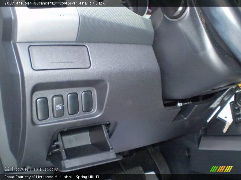 Cool Silver Metallic / Black 2007 Mitsubishi Outlander LS