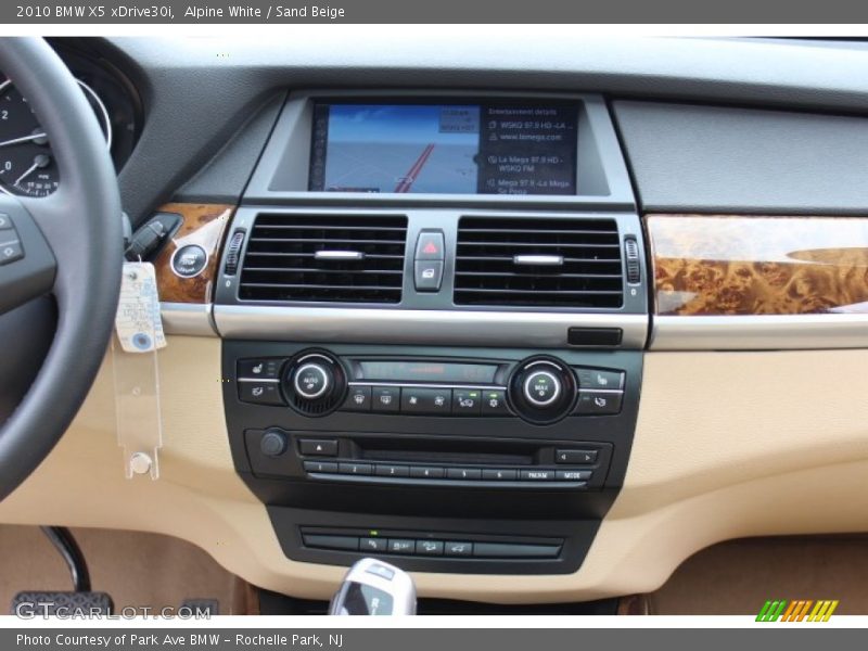 Alpine White / Sand Beige 2010 BMW X5 xDrive30i