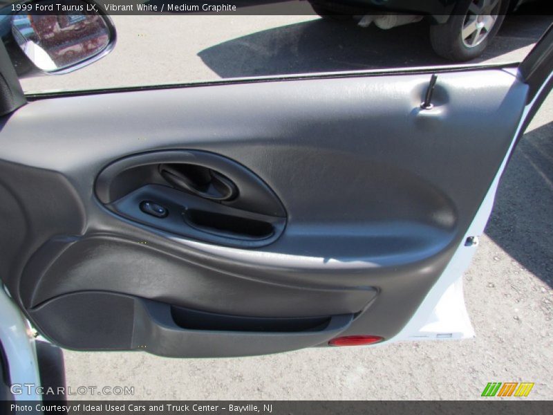 Vibrant White / Medium Graphite 1999 Ford Taurus LX