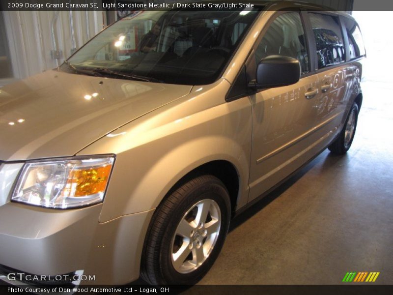 Light Sandstone Metallic / Dark Slate Gray/Light Shale 2009 Dodge Grand Caravan SE