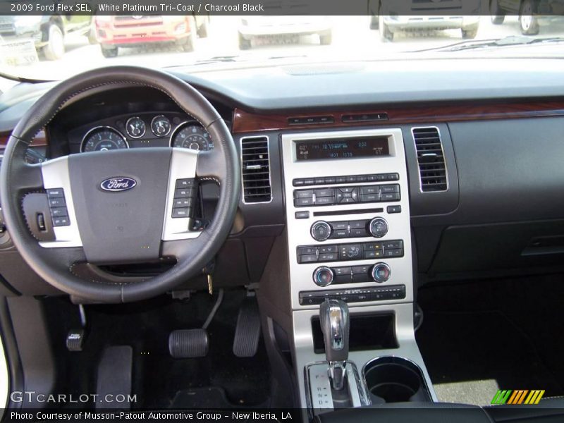 White Platinum Tri-Coat / Charcoal Black 2009 Ford Flex SEL