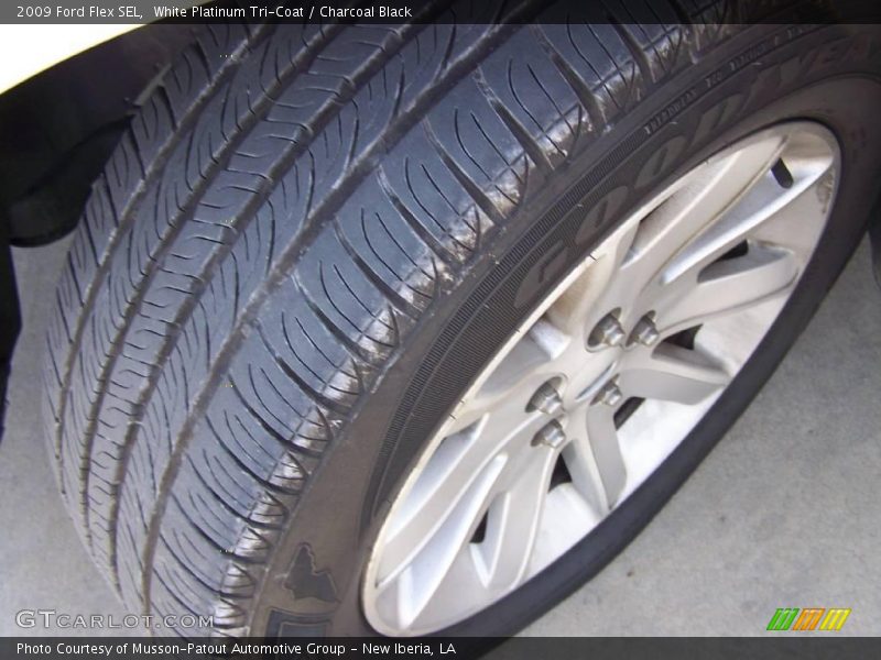 White Platinum Tri-Coat / Charcoal Black 2009 Ford Flex SEL
