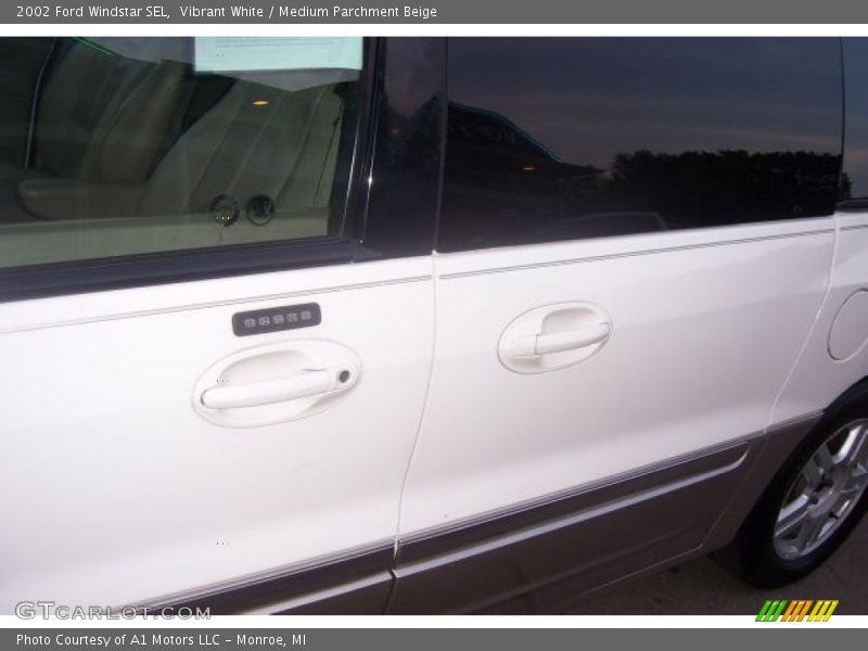 Vibrant White / Medium Parchment Beige 2002 Ford Windstar SEL