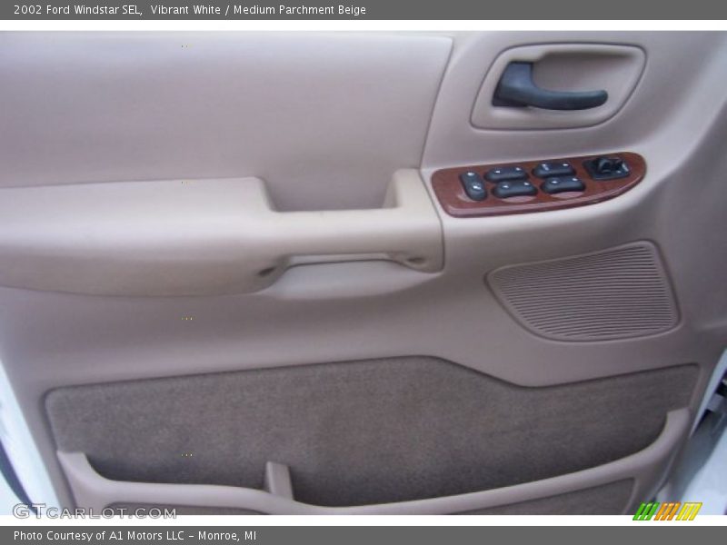 Vibrant White / Medium Parchment Beige 2002 Ford Windstar SEL