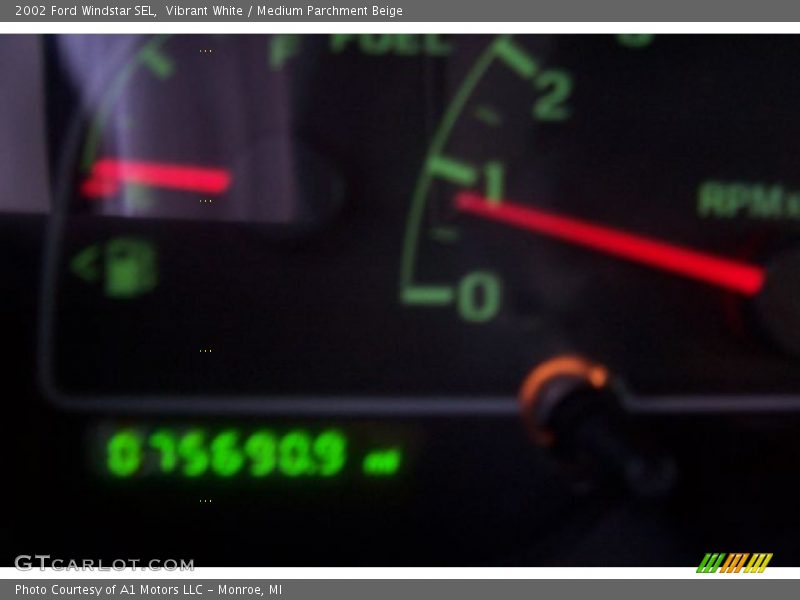 Vibrant White / Medium Parchment Beige 2002 Ford Windstar SEL