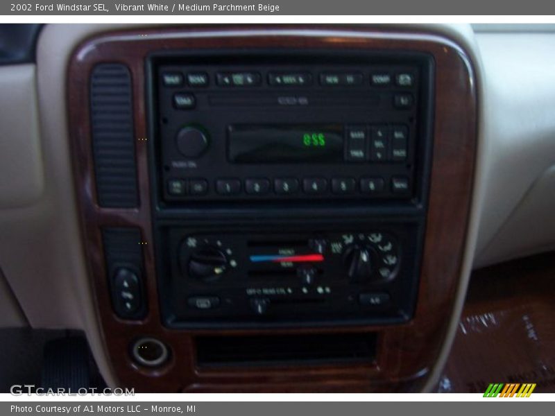 Vibrant White / Medium Parchment Beige 2002 Ford Windstar SEL