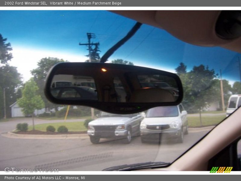 Vibrant White / Medium Parchment Beige 2002 Ford Windstar SEL