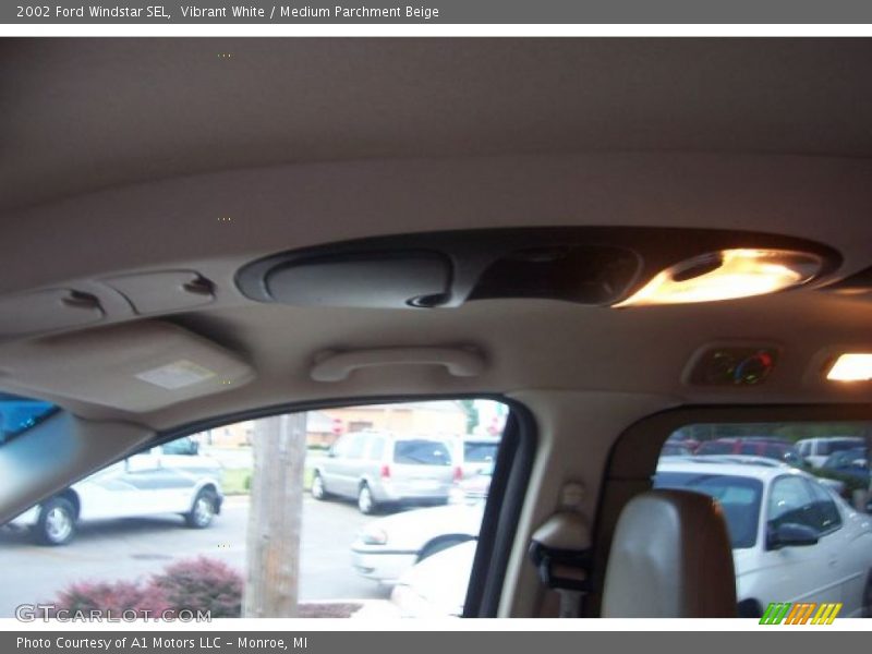 Vibrant White / Medium Parchment Beige 2002 Ford Windstar SEL