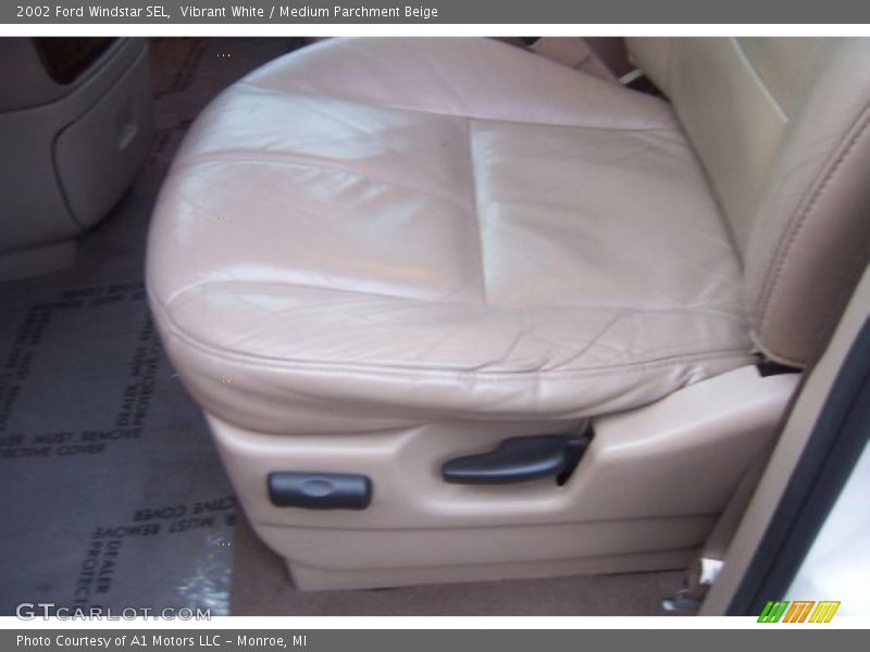 Vibrant White / Medium Parchment Beige 2002 Ford Windstar SEL
