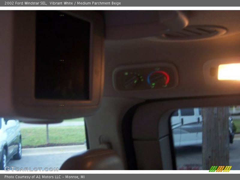 Vibrant White / Medium Parchment Beige 2002 Ford Windstar SEL