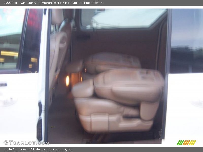 Vibrant White / Medium Parchment Beige 2002 Ford Windstar SEL