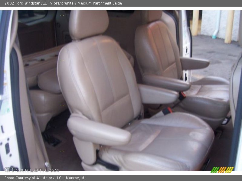 Vibrant White / Medium Parchment Beige 2002 Ford Windstar SEL