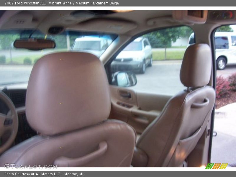 Vibrant White / Medium Parchment Beige 2002 Ford Windstar SEL
