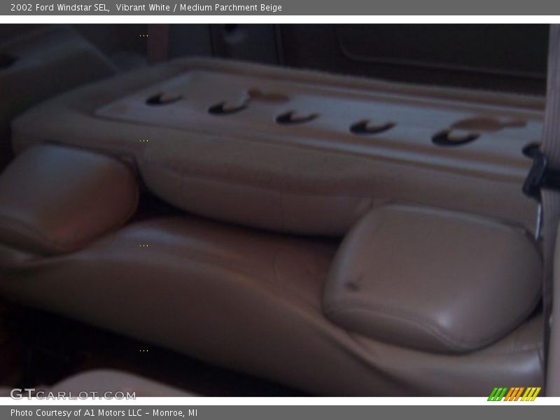 Vibrant White / Medium Parchment Beige 2002 Ford Windstar SEL