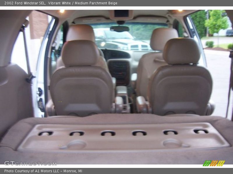 Vibrant White / Medium Parchment Beige 2002 Ford Windstar SEL