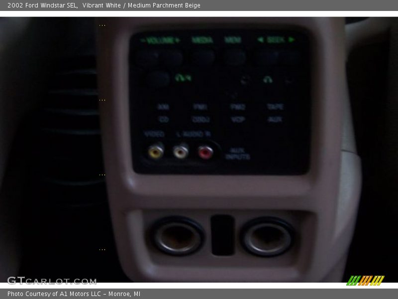 Vibrant White / Medium Parchment Beige 2002 Ford Windstar SEL