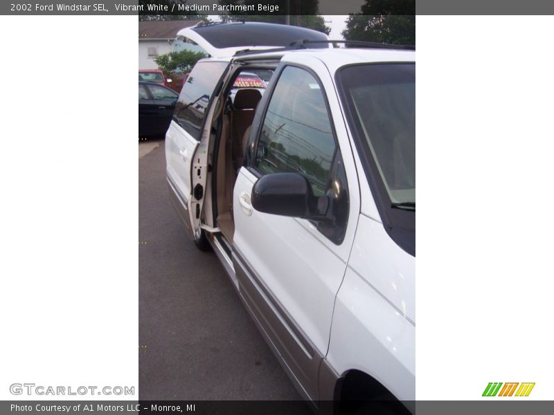 Vibrant White / Medium Parchment Beige 2002 Ford Windstar SEL