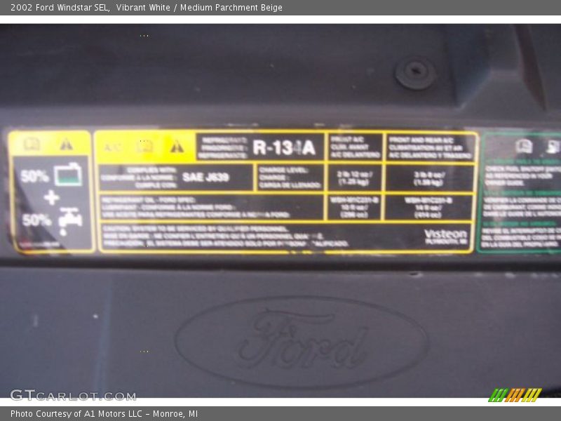 Vibrant White / Medium Parchment Beige 2002 Ford Windstar SEL