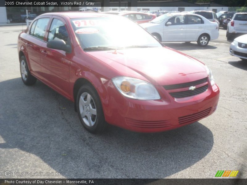 Victory Red / Gray 2005 Chevrolet Cobalt Sedan