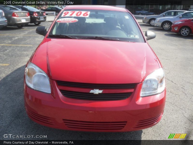 Victory Red / Gray 2005 Chevrolet Cobalt Sedan