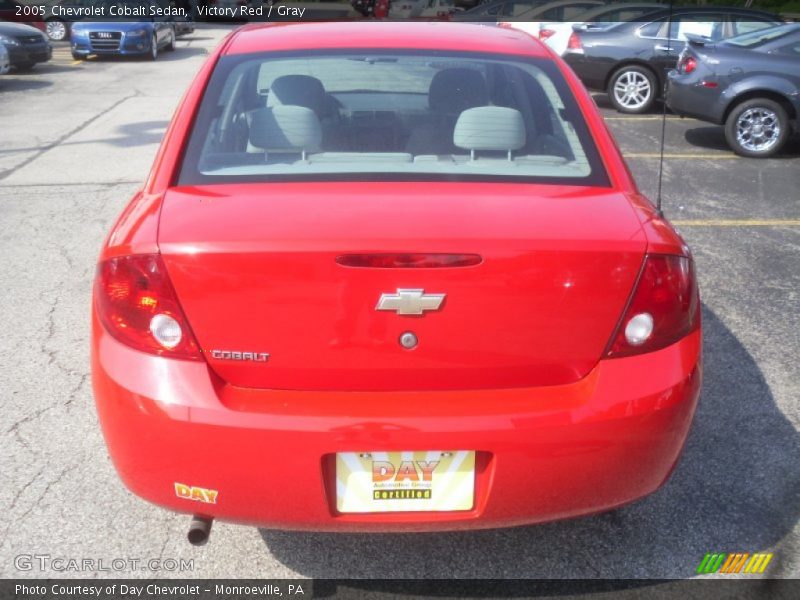 Victory Red / Gray 2005 Chevrolet Cobalt Sedan