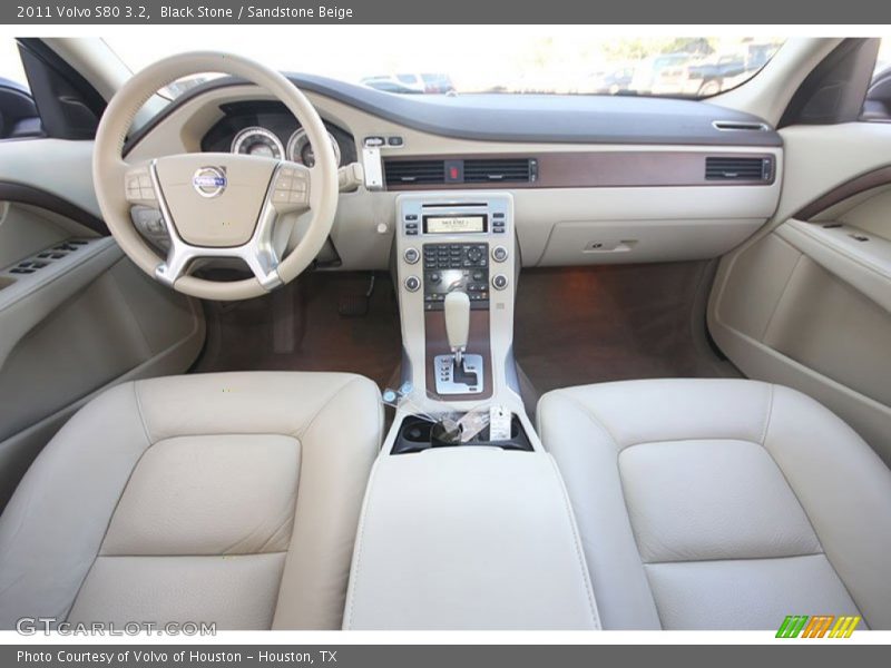 Dashboard of 2011 S80 3.2