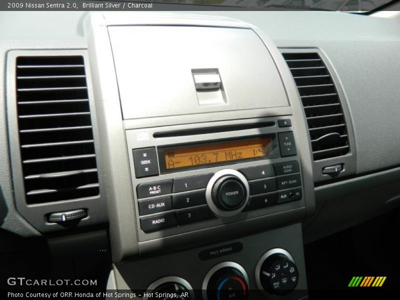 Brilliant Silver / Charcoal 2009 Nissan Sentra 2.0