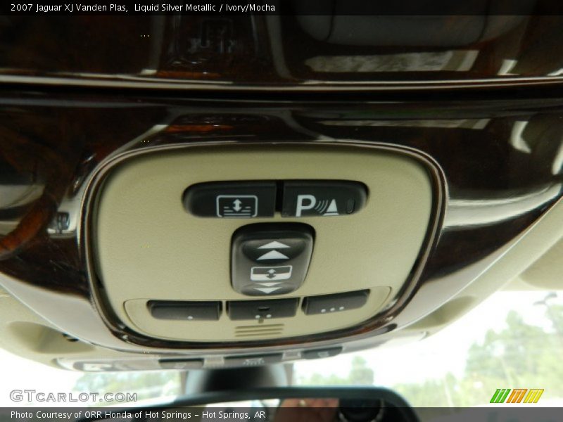 Liquid Silver Metallic / Ivory/Mocha 2007 Jaguar XJ Vanden Plas