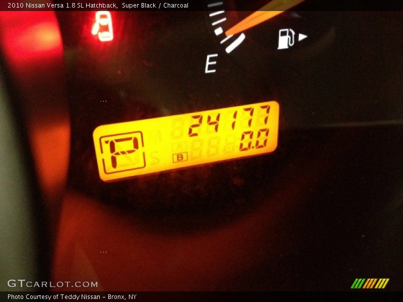 Super Black / Charcoal 2010 Nissan Versa 1.8 SL Hatchback