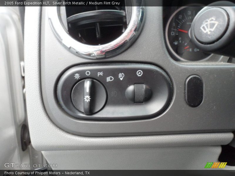 Silver Birch Metallic / Medium Flint Grey 2005 Ford Expedition XLT
