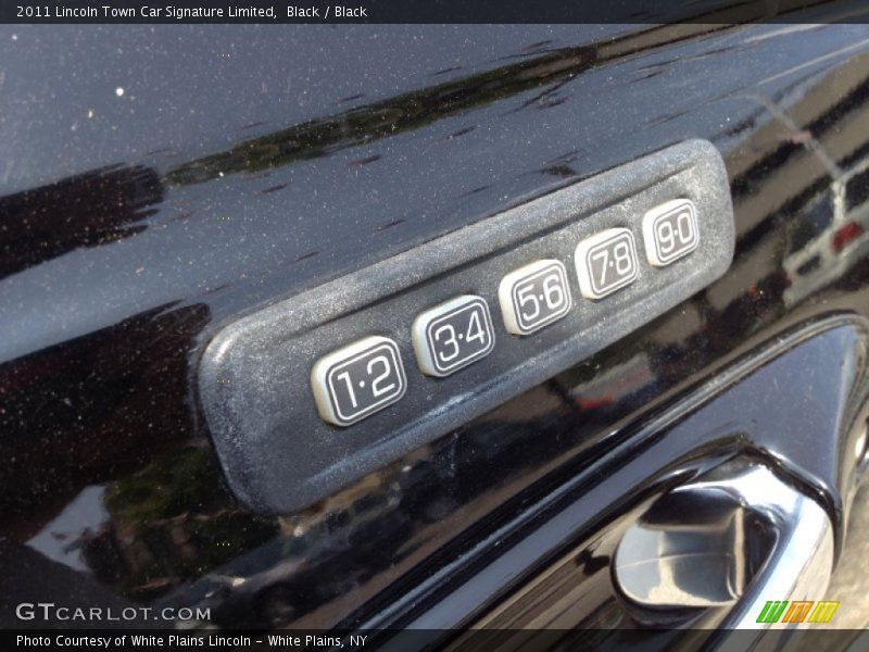 Black / Black 2011 Lincoln Town Car Signature Limited