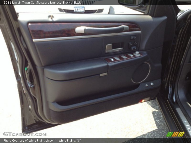 Black / Black 2011 Lincoln Town Car Signature Limited
