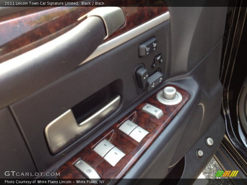 Black / Black 2011 Lincoln Town Car Signature Limited