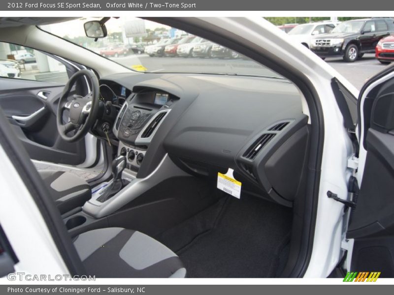 Oxford White / Two-Tone Sport 2012 Ford Focus SE Sport Sedan