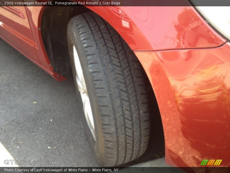 Pomegranate Red Metallic / Gobi Beige 2009 Volkswagen Routan SE