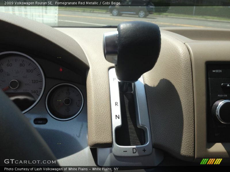 Pomegranate Red Metallic / Gobi Beige 2009 Volkswagen Routan SE