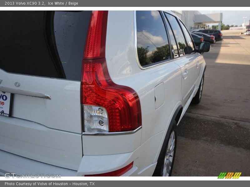 Ice White / Beige 2013 Volvo XC90 3.2