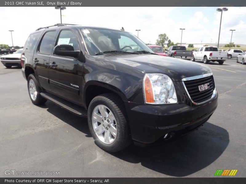 Front 3/4 View of 2013 Yukon SLE