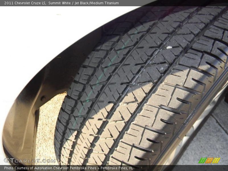 Summit White / Jet Black/Medium Titanium 2011 Chevrolet Cruze LS
