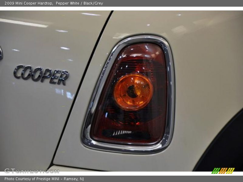 Pepper White / Black/Grey 2009 Mini Cooper Hardtop