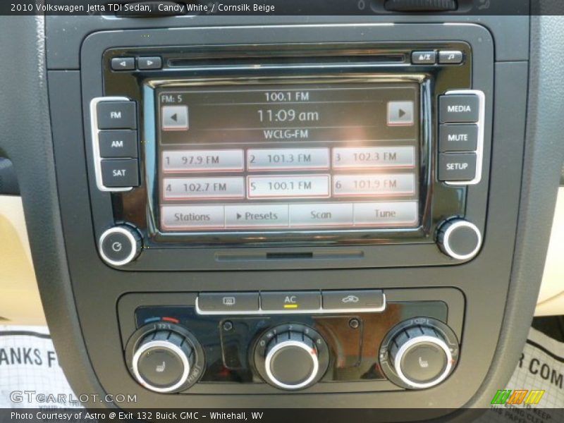 Candy White / Cornsilk Beige 2010 Volkswagen Jetta TDI Sedan