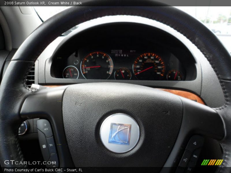 Cream White / Black 2008 Saturn Outlook XR