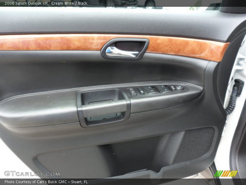 Cream White / Black 2008 Saturn Outlook XR